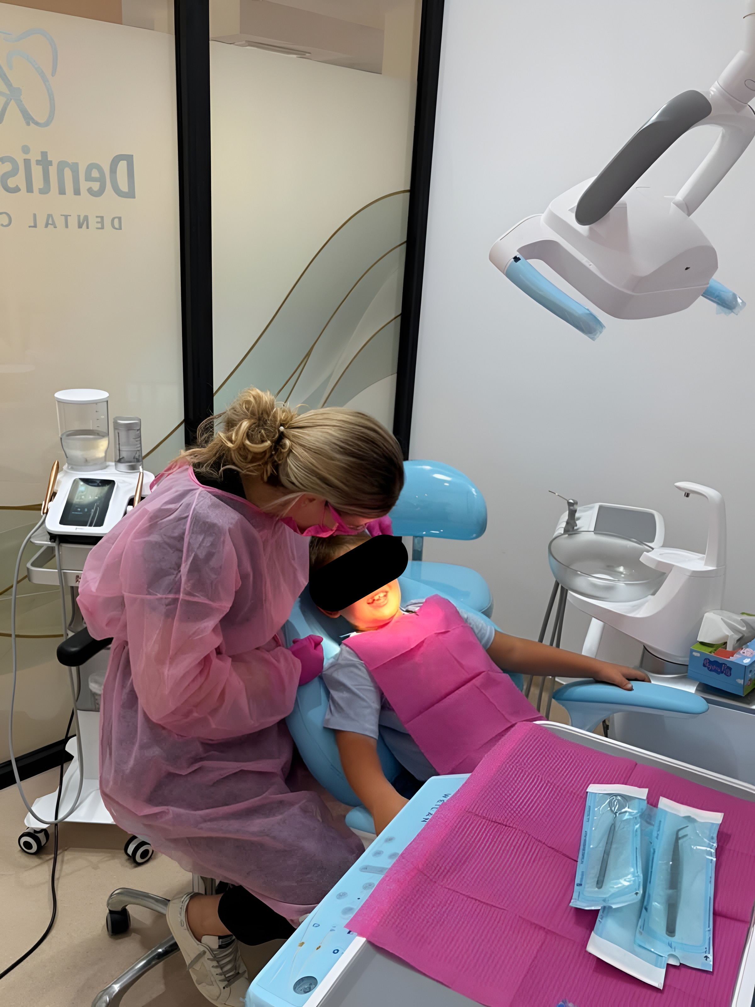 Dr. Roxana Conduraru îngrijind un copil în cabinetul Dentissimi